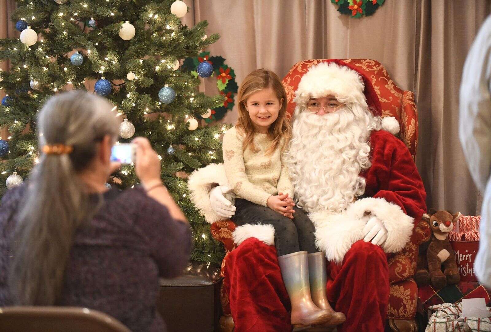 Come rain or shine: Victorian Christmas continues holiday street faire tradition
